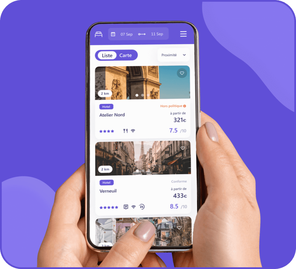 Une personne tient un smartphone affichant une application de voyage avec des listes d'hôtels, montrant des images, des évaluations, des prix et la distance pour Atelier Nord et Verneuil sur un fond violet.
