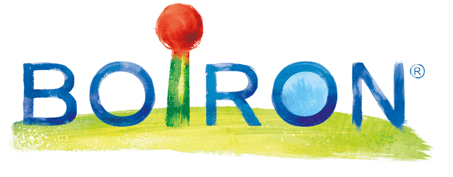 Logo de Boiron con letras azules en acuarela, un punto rojo sobre la I y un fondo verde y amarillo con pinceladas.