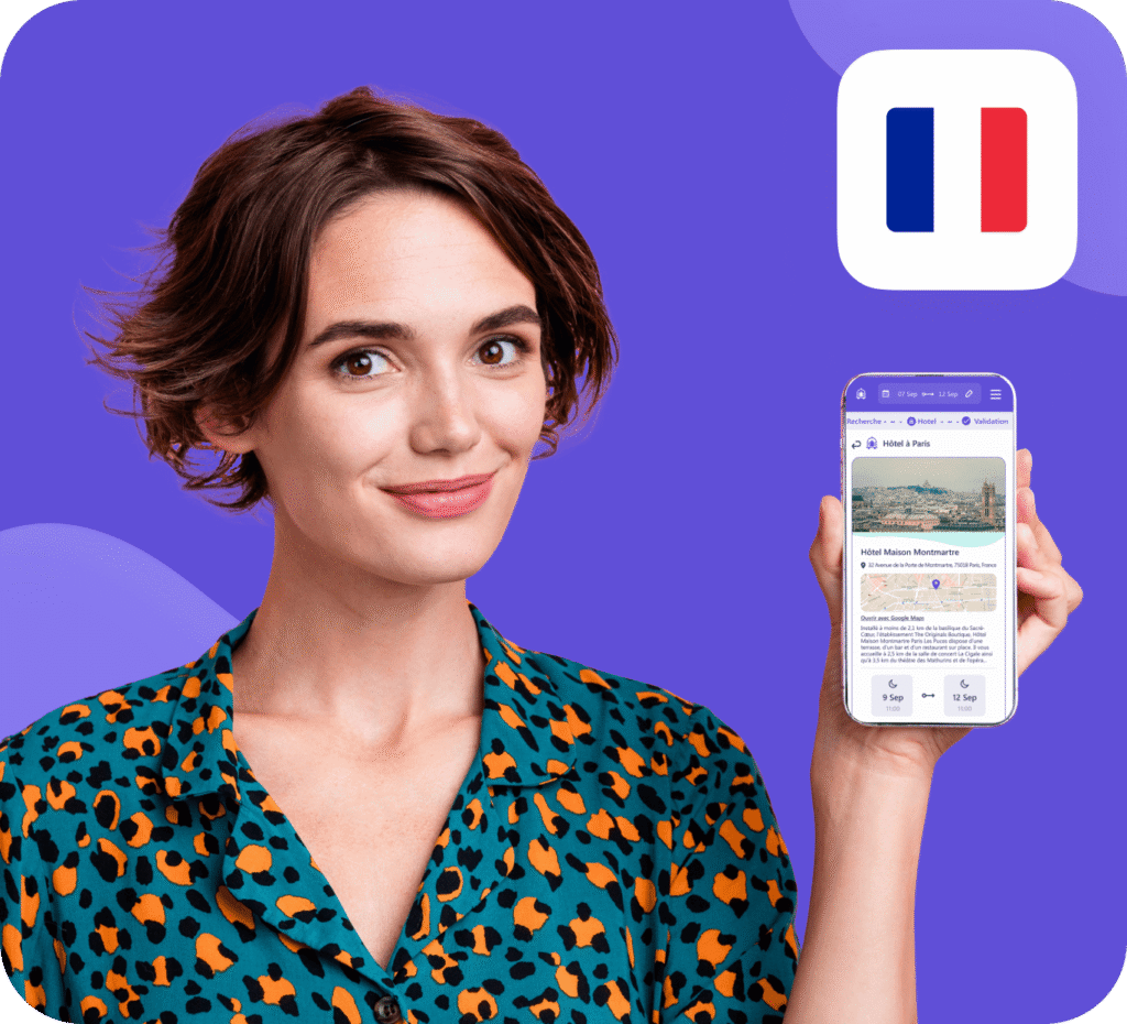 Une femme aux cheveux bruns courts et à la chemise à motifs sarcelle sourit et brandit un smartphone affichant un texte en français. Une icône représentant le drapeau français se trouve dans le coin supérieur droit sur un fond violet.