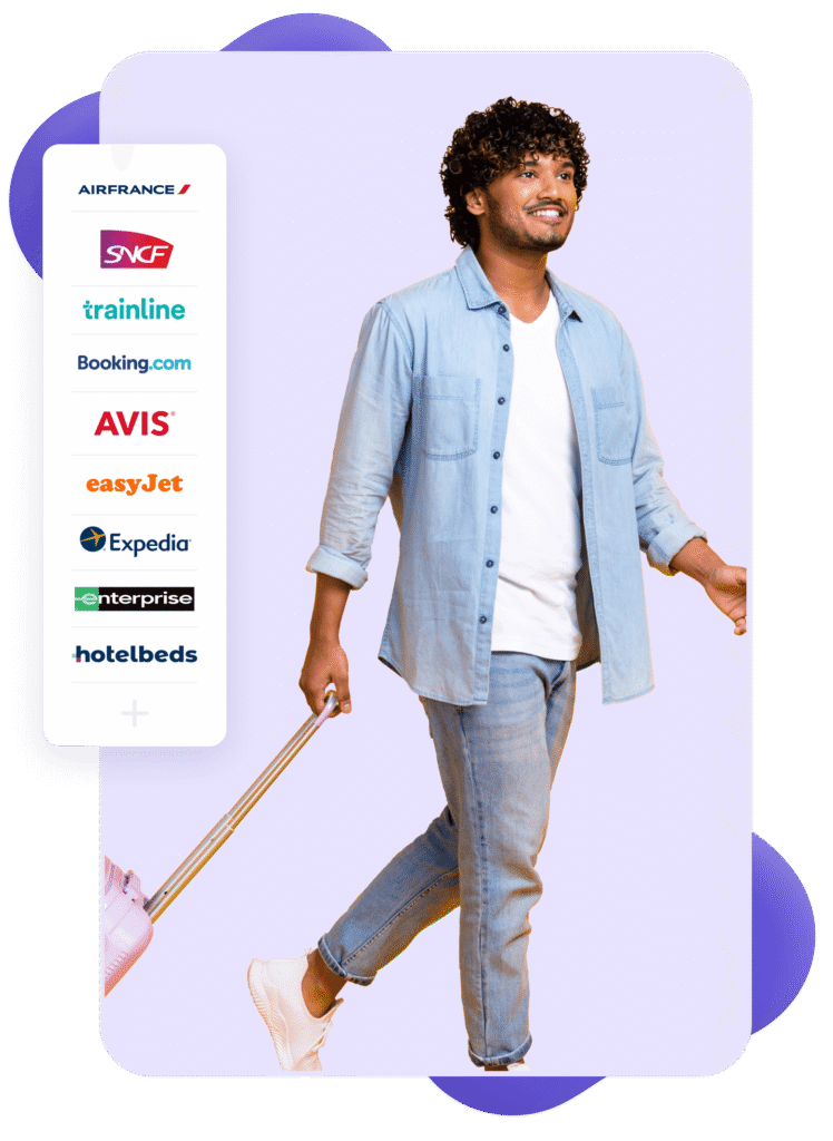 Un homme souriant en tenue décontractée marche avec une valise à roulettes. À côté de lui, une liste de logos d'entreprises liées au voyage, dont Air FranceGRE, Trainline, Booking.com, Avis, EasyJet, Expedia, Enterprise, Helotelbeds.